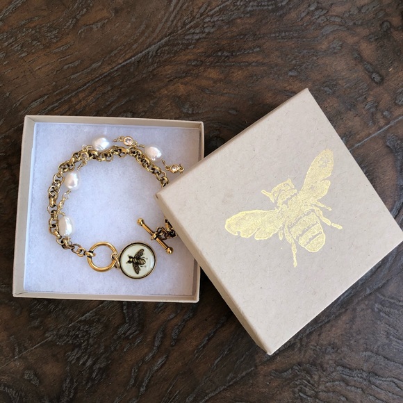 CHANEL bee charm on gorgeous Julie Kreamer gold & freshwater pearl bracelet - Picture 15 of 16